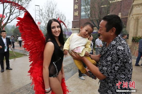 科普展放飞万只蝴蝶引市民哄抢抓捕