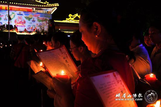 大众手捧心灯，跟随永寿大和尚齐诵《祈愿文》