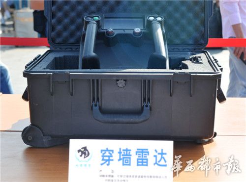 成都宣传防恐怖袭击常识 高科技设备集体亮相