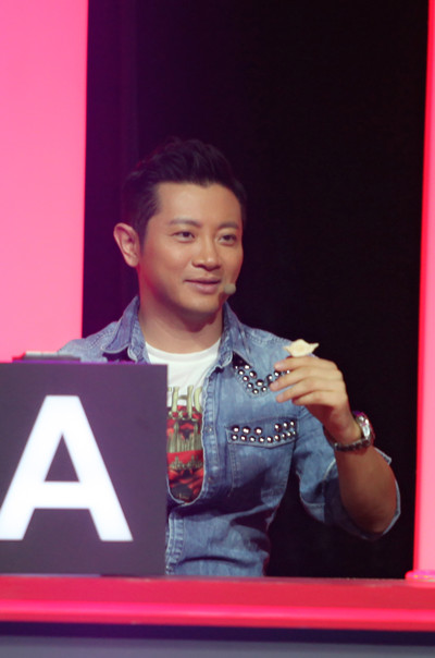 罗中旭把山西小吃捏成元宝状