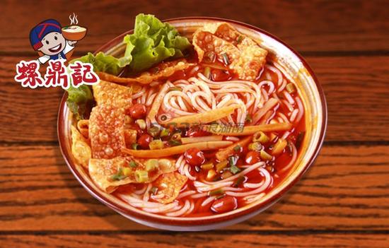 没错!就是在林科大超火的那家店!包装很棒,而且酸笋恰到好处汤底吃后不口干!小贴士:煮粉时候边加冷水边煮,这样粉很筋道。新浪湖南十一特献:宅在家里吃什么