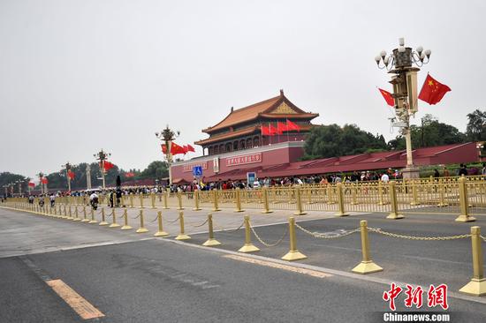 北京长安街华灯首次悬挂国旗迎国庆