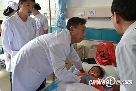 医生给中毒幼儿检查身体,