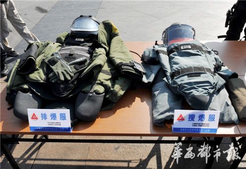 成都宣传防恐怖袭击常识 高科技设备集体亮相