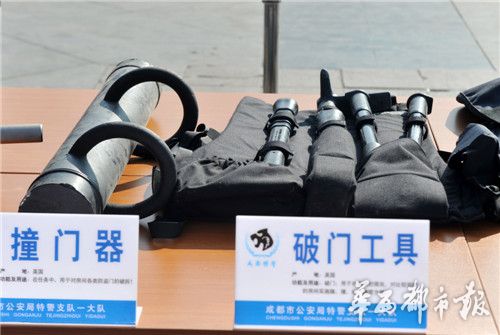 成都宣传防恐怖袭击常识 高科技设备集体亮相