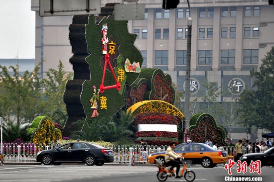 北京长安街华灯首次悬挂国旗迎国庆