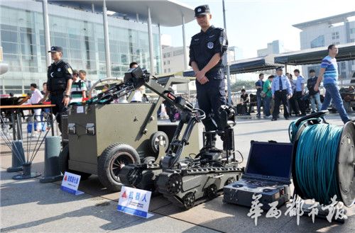 成都宣传防恐怖袭击常识 高科技设备集体亮相