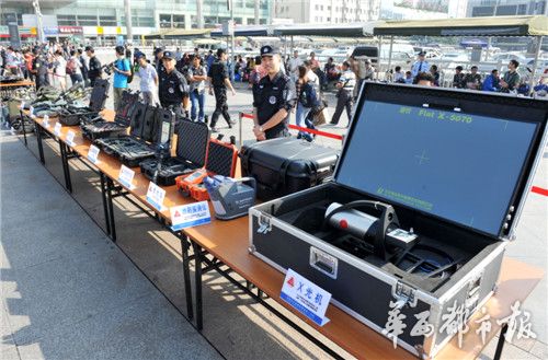 成都宣传防恐怖袭击常识 高科技设备集体亮相