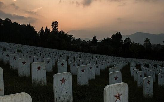 夕阳下的川陕革命根据地红军烈士陵园无名烈士纪念园。