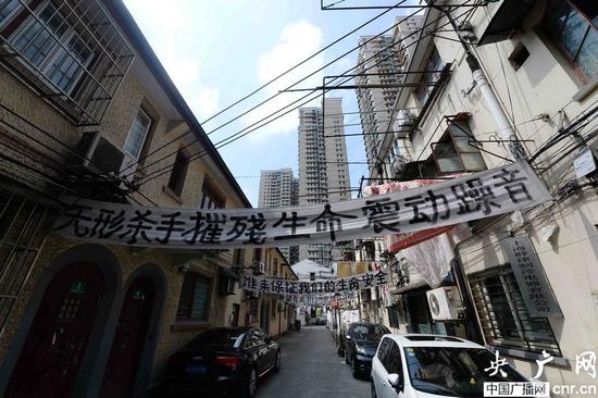 上海小区挂满白色横幅阴森如“挽联”
