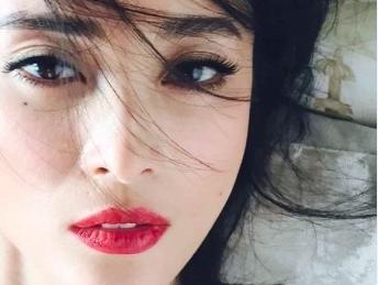 蒋勤勤吊带红唇性感