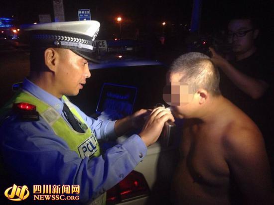 成都修车师傅酒驾且未悬挂号牌 驾照积分被扣