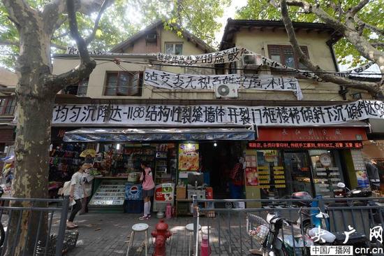 上海小区挂满白色横幅阴森如“挽联”