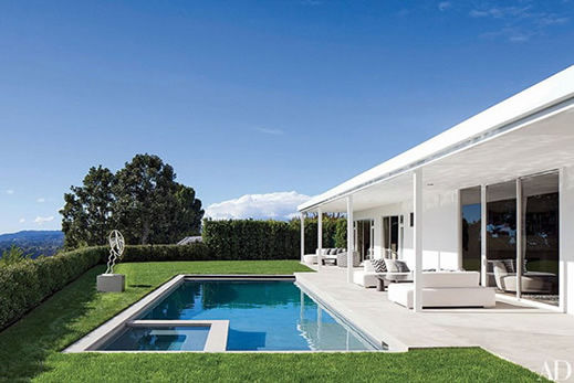 以白色为主色调的房屋与泳池风格简洁明快
