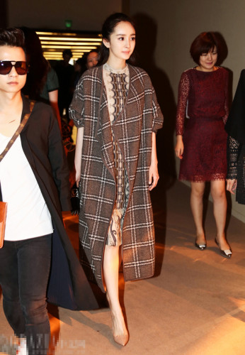 杨幂谈时装周:希望大家接受大胸的美