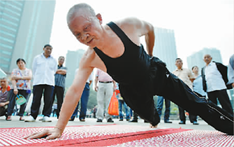 八旬铁臂大爷天天冷水澡 单臂俯卧撑一做几十