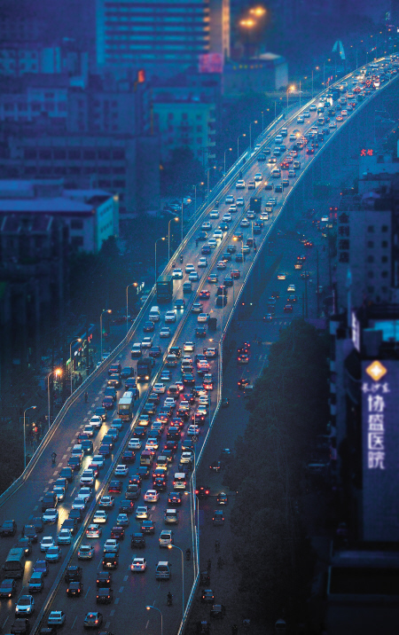 昨日傍晚6时40分，东二环线通往长沙大道的车辆排成长龙。李锋 王志伟摄影报道