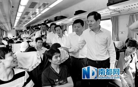 广东省委常委、常务副省长徐少华在列车上与乘客们交流。 南都记者 冯宙锋 摄