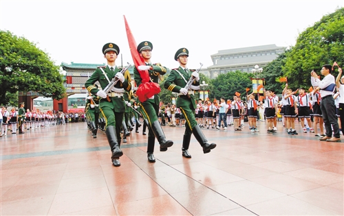 10月1日一早,在市人民广场,武警礼兵护送国旗走向升旗地点。当日,重庆市2014年国庆节升国旗仪式在这里举行。