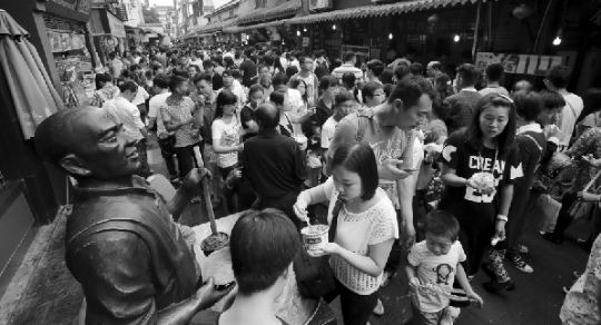 昨日,去户部巷寻找美食的人流。本报记者 王筝 摄