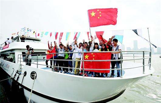 圖為：漢江武漢段首條旅游航線啟動。昨日，游輪“首義2號”溯漢江而上，前往東西湖石榴紅村 （記者萬多攝）