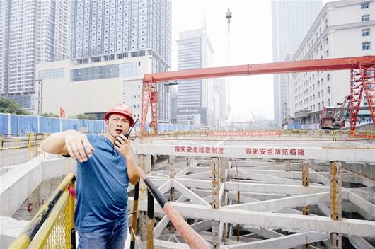 圖為：國慶期間，香港路工地站安全員張民仍在堅守崗位