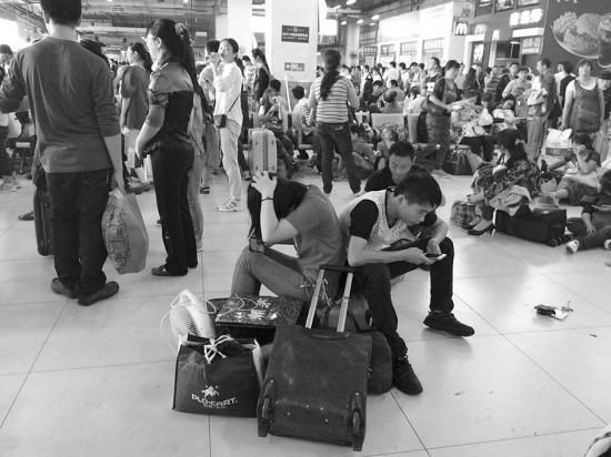 10月1日，长沙汽车西站,常德安乡的樊浩和女朋友在等车，但是没等到，直到2日才顺利买到上午8：40的票。中午12点多，他们终于回到了安乡。图/记者谢功梅