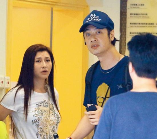 昔日亚姐蔡晓仪见男友向记者发难，上前劝阻