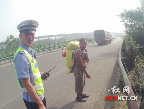民警在高速公路上发现曾先生