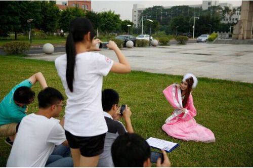 美女扮嫦娥为征婚要求