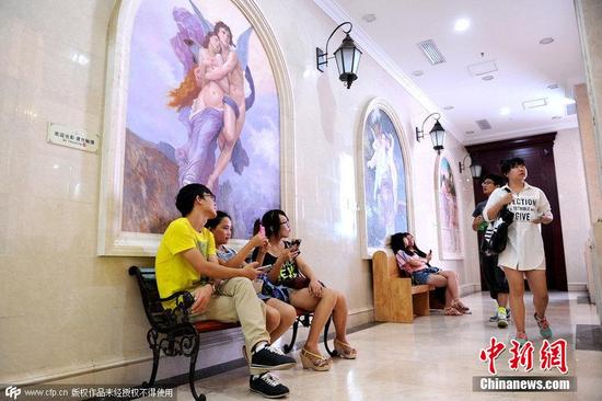 武汉多莫大教堂成游客节日休息室
