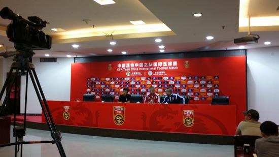简单的新闻发布会后,国足马上开始训练
