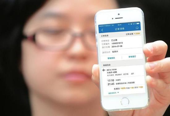 10月6日,胡女士出示自己网上购机票的截图。