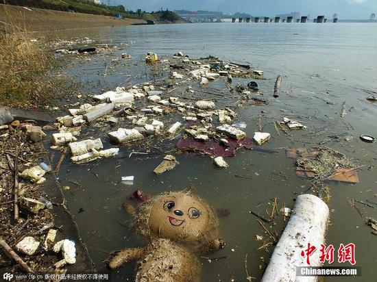 三峡大坝坝前水域有大量垃圾漂浮