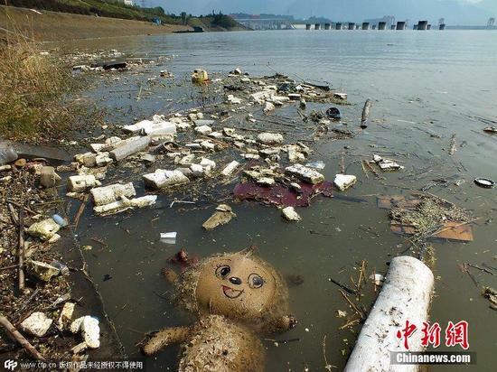 三峽大壩壩前水域有大量垃圾漂浮