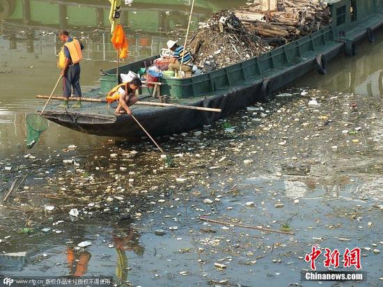 三峡集团以及库区沿江相关政府部门正组织力量，全力开展清漂工作。