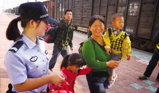 10月1日，武汉铁路公安处确山车站派出所民警热心帮助旅客。