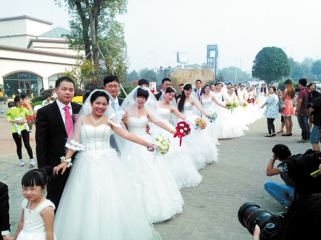 昨日，13对卫生系统新人举办集体婚礼。杨立华 摄
