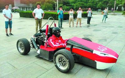 武汉科技大学赤骥方程式赛车队的参赛用车