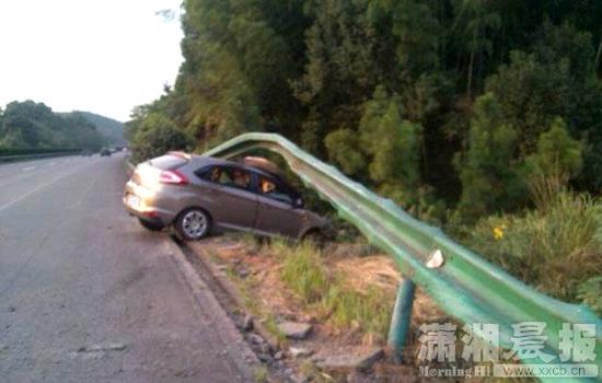 10月7日上午，沪昆高速东往西方向发生一起事故，一辆小车钻进护栏驾驶人被困。图/潇湘晨报通讯员杨叶媚