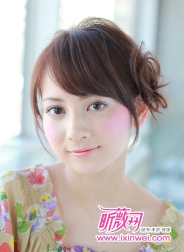 <em>最适合发量少</em>妹子的温柔感盘发DIY|<em>发量少</em>|<em>盘发</em>