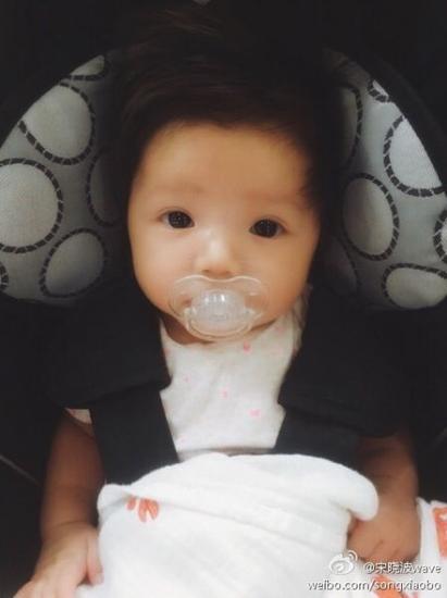 宋晓波给两个月大女儿打耳洞:为了视力_新浪四