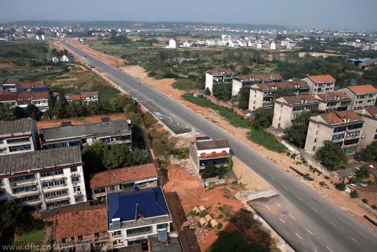 岳阳最牛“钉子户”三层小楼占半幅马路