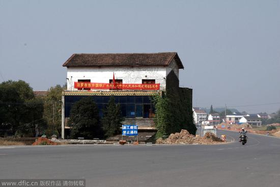 岳阳最牛“钉子户”三层小楼占半幅马路