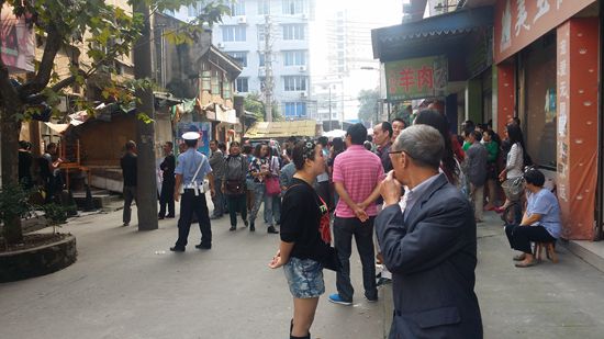 案发现场的围观群众