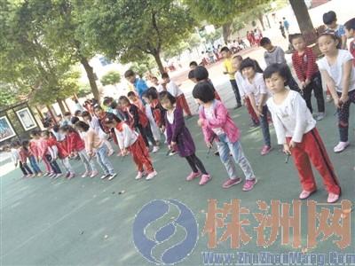 何家坳小学学生正在上高尔夫球课，练习基本动作