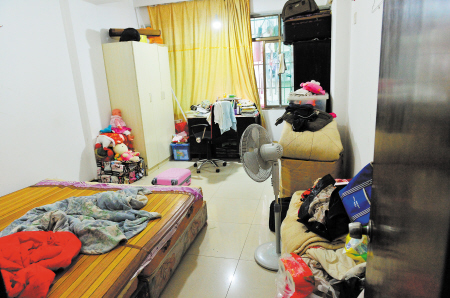 郭宜品曾住在这间条件简陋的出租房内。现在房里的电风扇等电器和家具，都是新租户的。