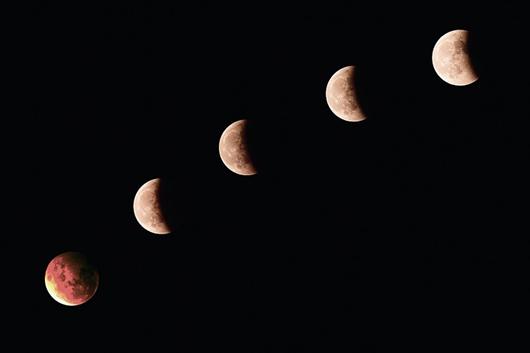 红月高高挂江城夜空引围观 千呼万唤犹遮纱(图