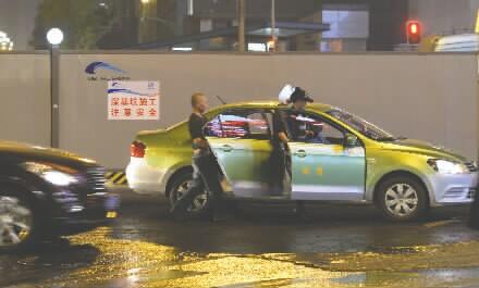 成都出租车不文明现象遭曝光:开车抽烟打电话