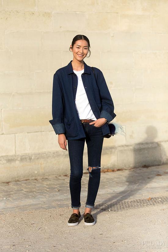 LOOK 3: 帆布鞋+休闲牛仔裤+单宁衬衫